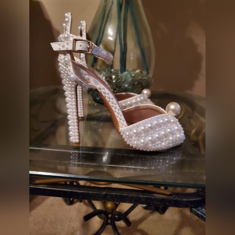 Yijongmequi Elegant Pearl-Embellished White Heels